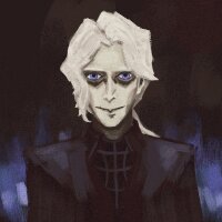 Портрет крайне бледного и худого мужчины, с глубоко посаженными глазами цвета индиго и большими чёрными мешками под ними. Скулы явно выражены. Тонкие губы образуют лёгкую угловатую улыбку. Белые выцветшие длинные волосы завязаны в хвост.
